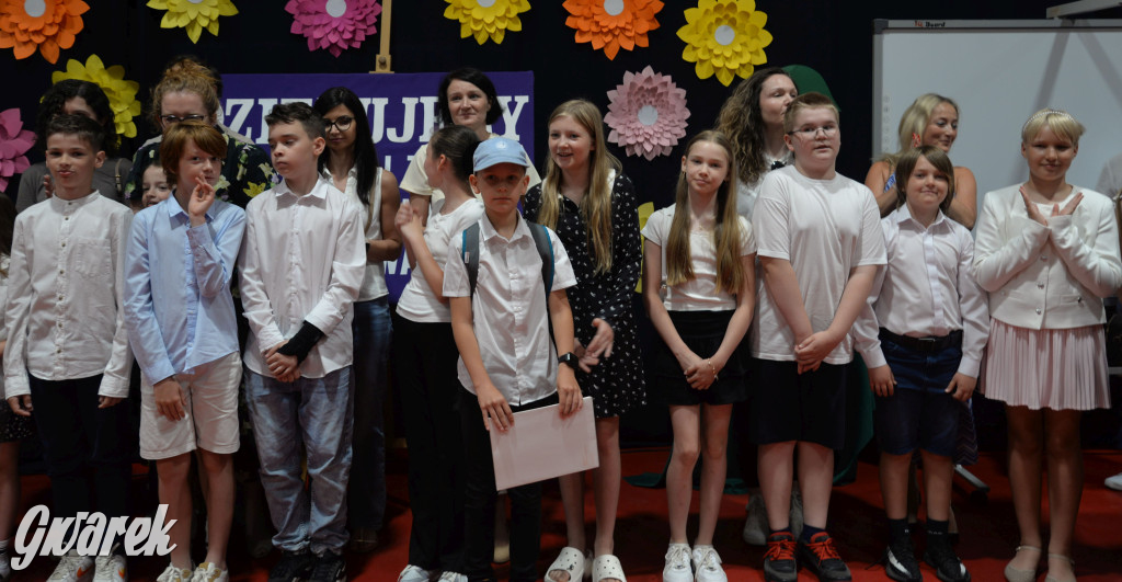 Tarnowskie Góry. Rozdanie świadectw w Trójce