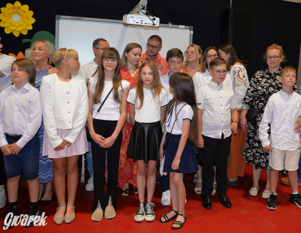 Tarnowskie Góry. Rozdanie świadectw w Trójce