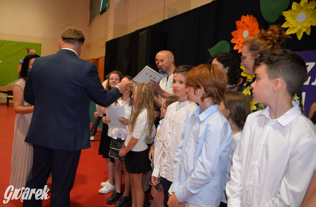 Tarnowskie Góry. Rozdanie świadectw w Trójce