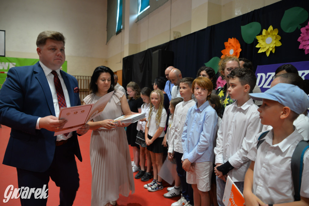 Tarnowskie Góry. Rozdanie świadectw w Trójce