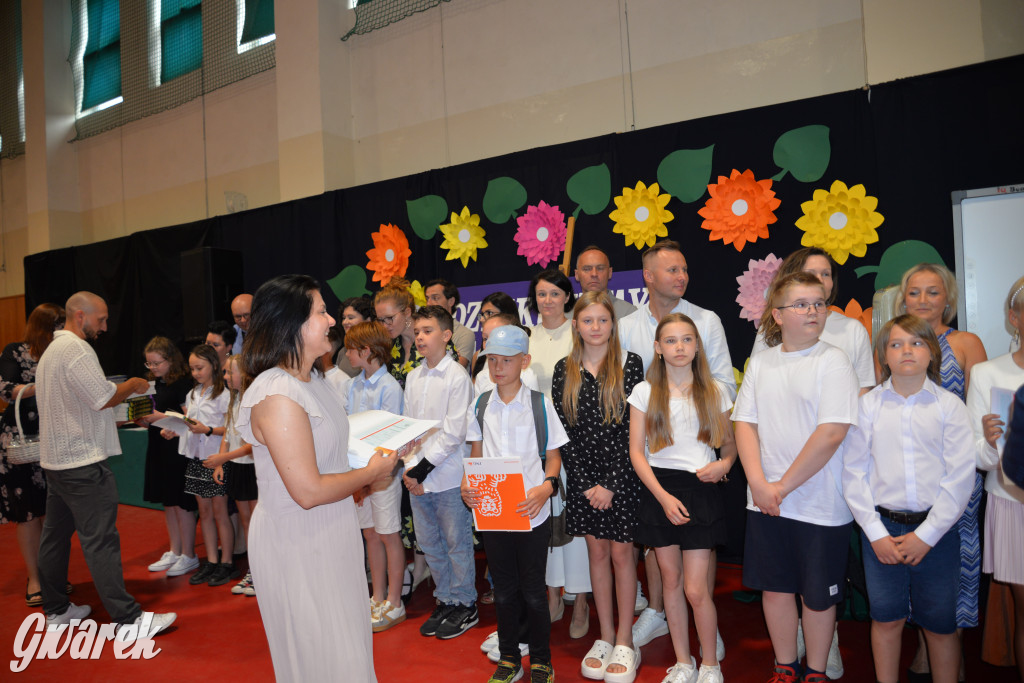 Tarnowskie Góry. Rozdanie świadectw w Trójce