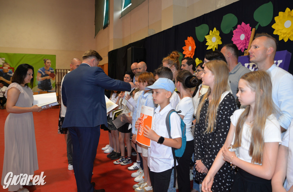 Tarnowskie Góry. Rozdanie świadectw w Trójce