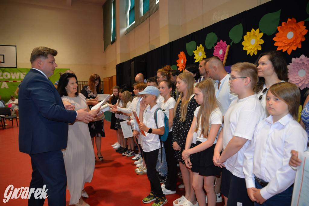 Tarnowskie Góry. Rozdanie świadectw w Trójce