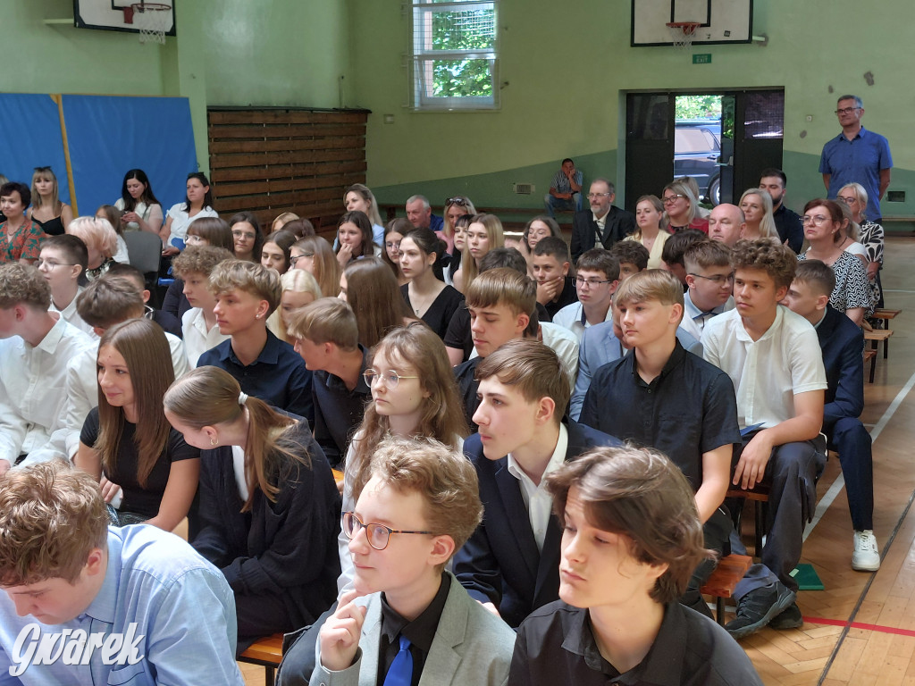 SP 9 w Tarnowskich Górach: Ostatni dzwonek dla...