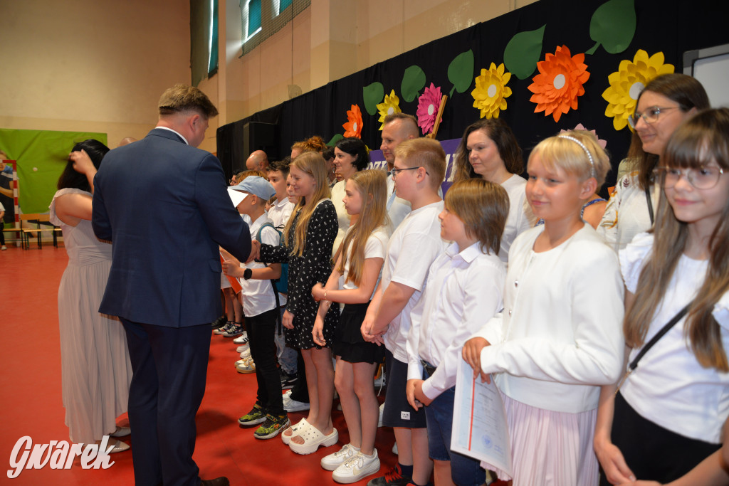 Tarnowskie Góry. Rozdanie świadectw w Trójce