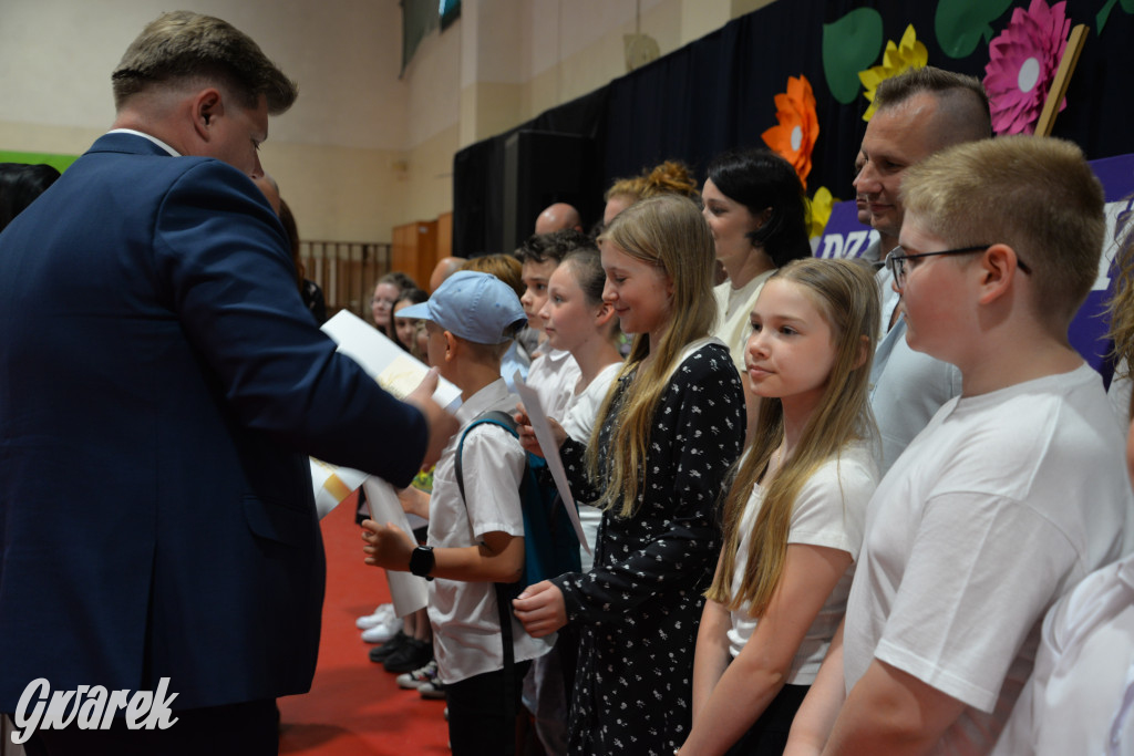 Tarnowskie Góry. Rozdanie świadectw w Trójce