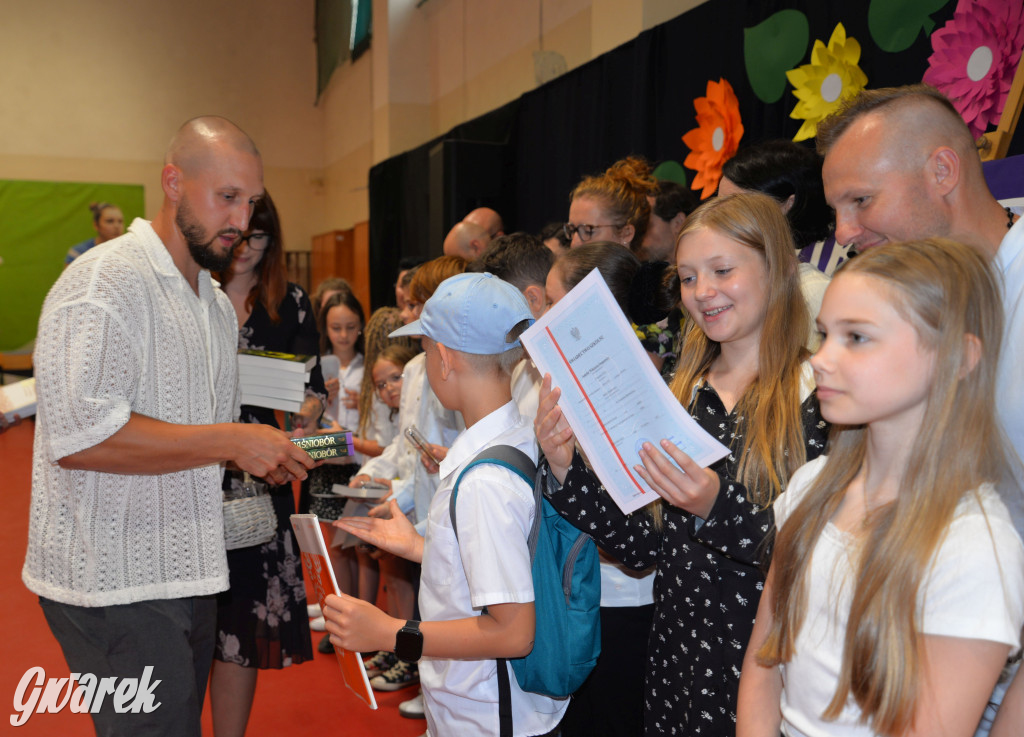 Tarnowskie Góry. Rozdanie świadectw w Trójce