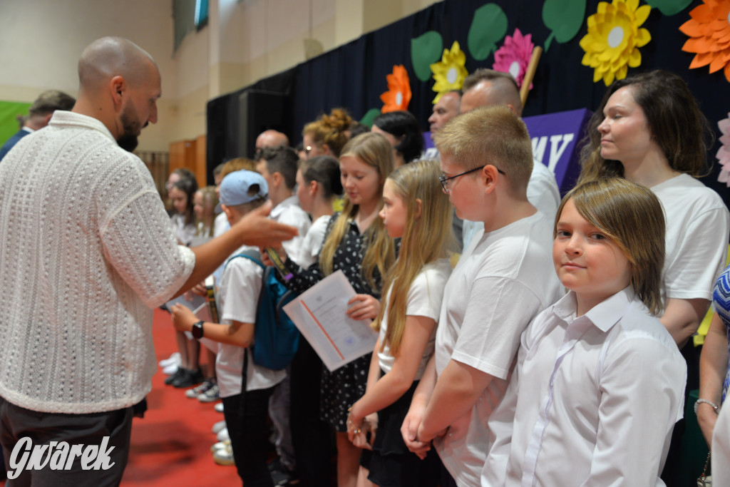 Tarnowskie Góry. Rozdanie świadectw w Trójce