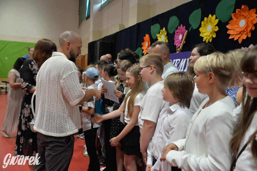 Tarnowskie Góry. Rozdanie świadectw w Trójce