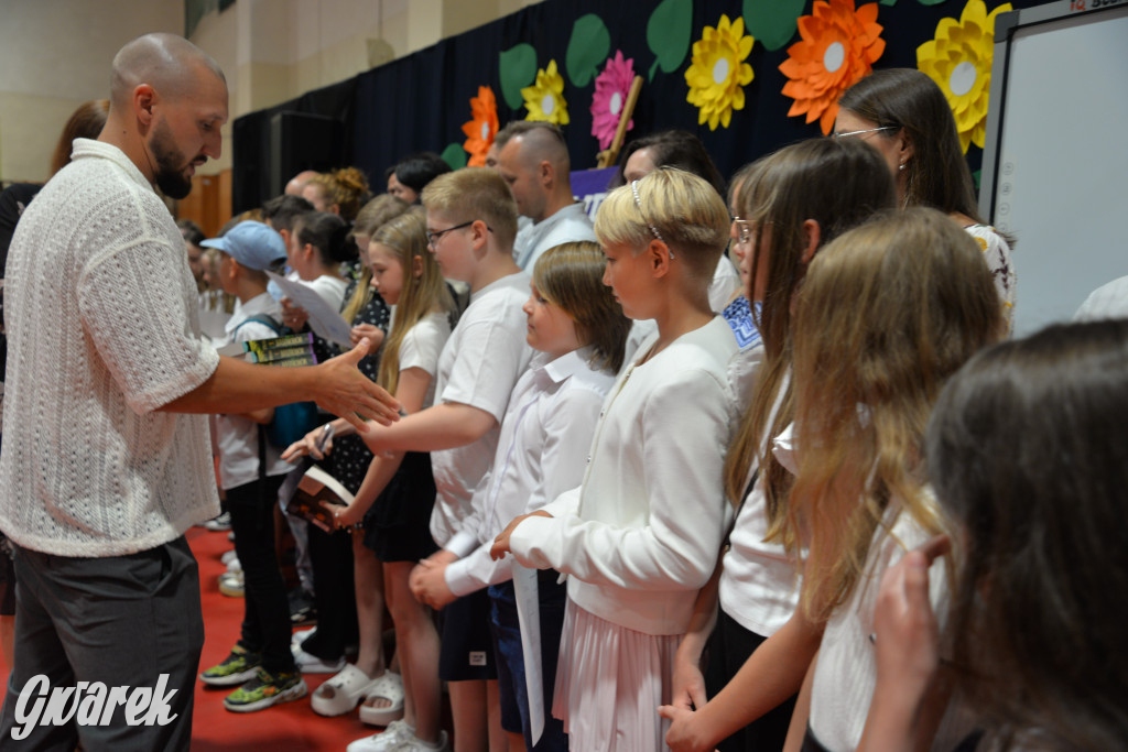 Tarnowskie Góry. Rozdanie świadectw w Trójce