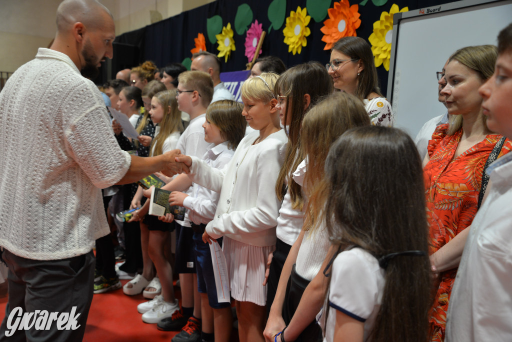 Tarnowskie Góry. Rozdanie świadectw w Trójce