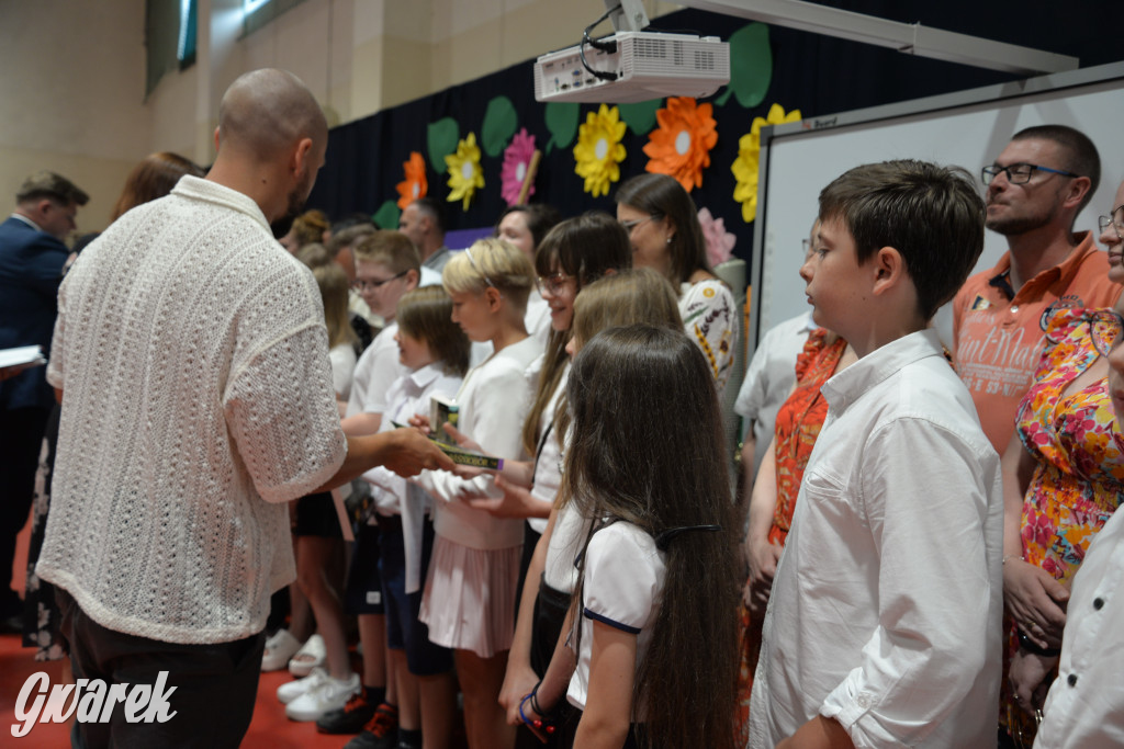 Tarnowskie Góry. Rozdanie świadectw w Trójce