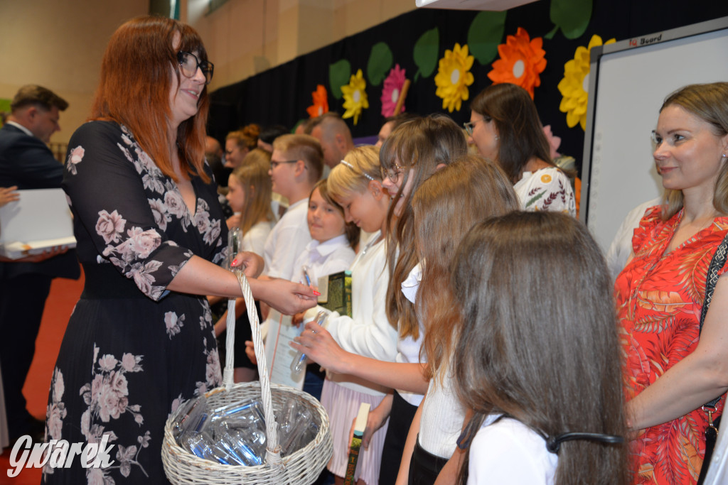 Tarnowskie Góry. Rozdanie świadectw w Trójce