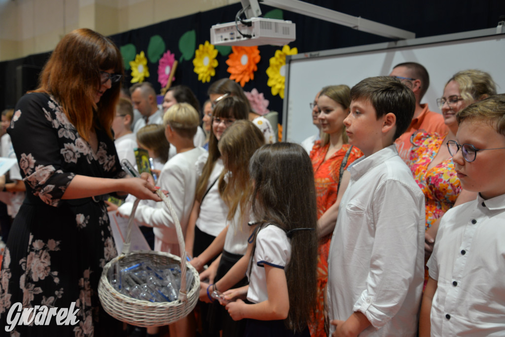 Tarnowskie Góry. Rozdanie świadectw w Trójce