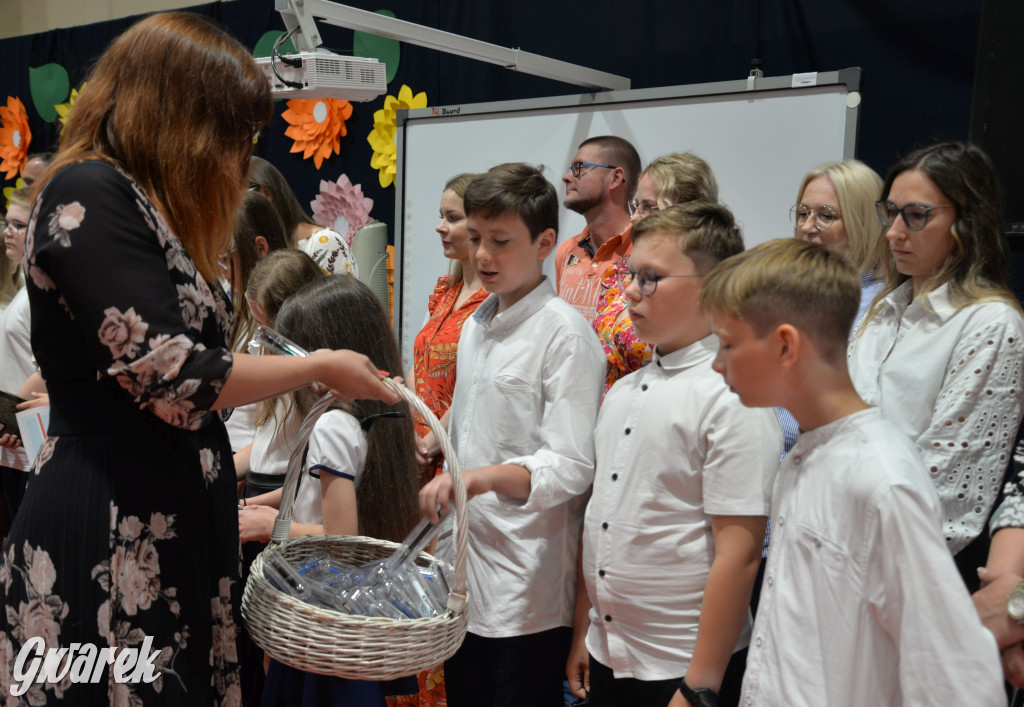 Tarnowskie Góry. Rozdanie świadectw w Trójce