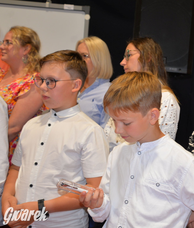 Tarnowskie Góry. Rozdanie świadectw w Trójce