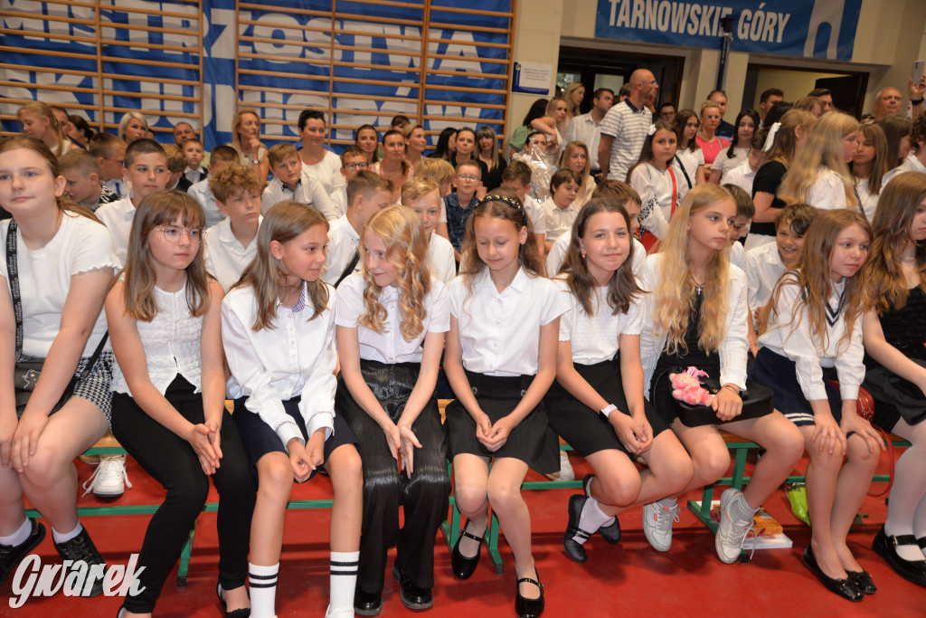 Tarnowskie Góry. Rozdanie świadectw w Trójce
