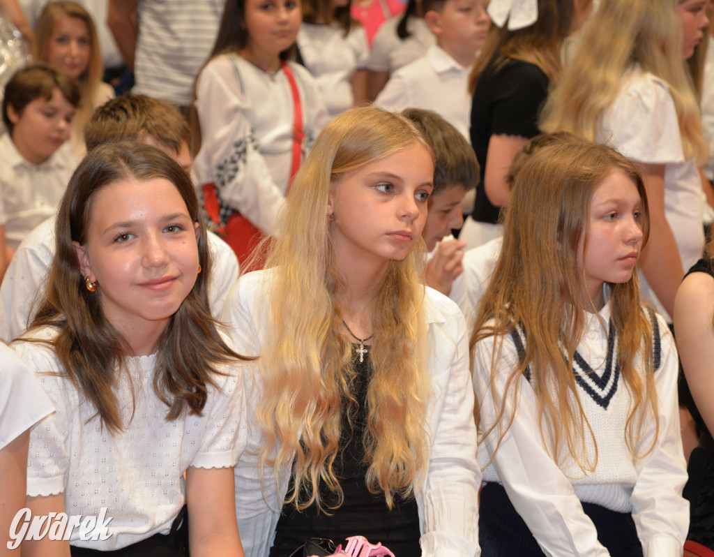 Tarnowskie Góry. Rozdanie świadectw w Trójce