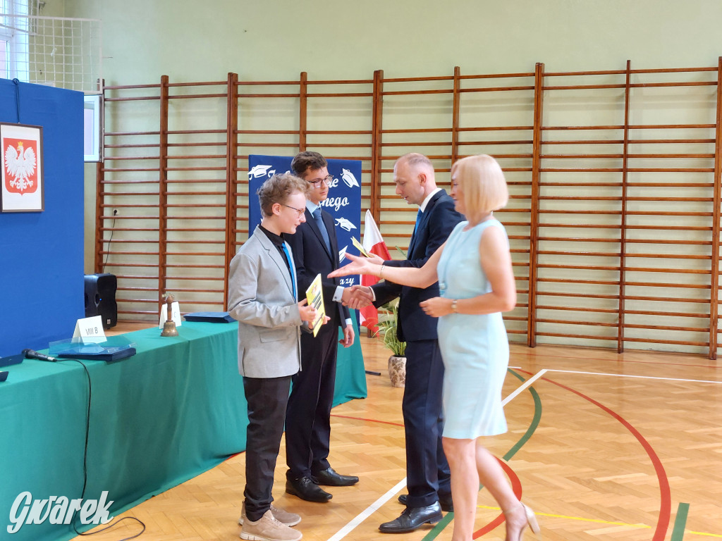 SP 9 w Tarnowskich Górach: Ostatni dzwonek dla...