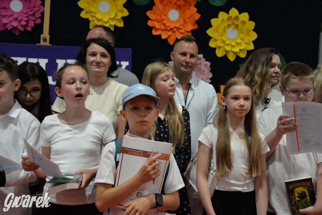 Tarnowskie Góry. Rozdanie świadectw w Trójce