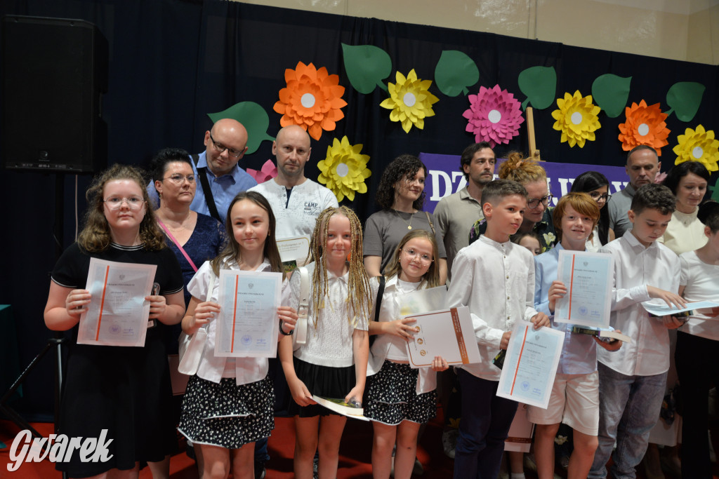 Tarnowskie Góry. Rozdanie świadectw w Trójce