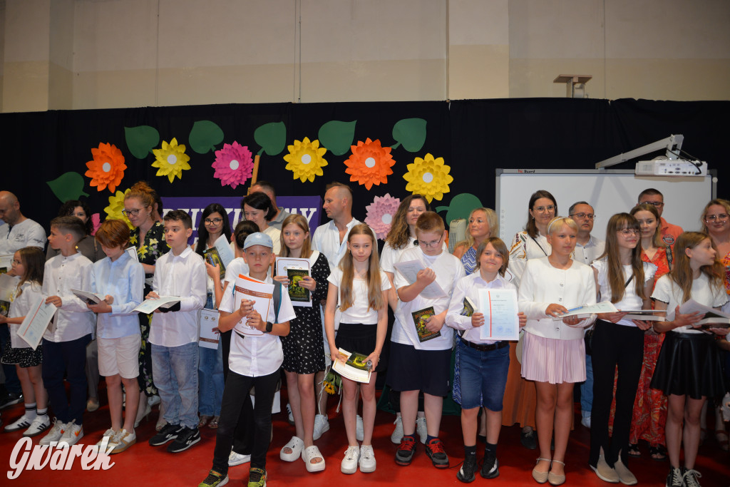 Tarnowskie Góry. Rozdanie świadectw w Trójce