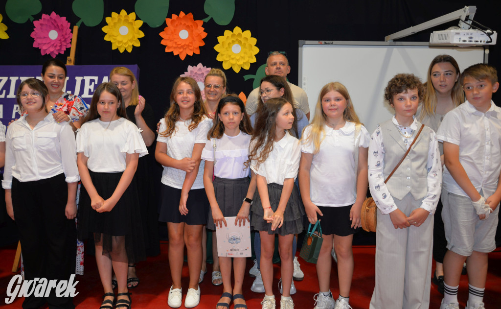 Tarnowskie Góry. Rozdanie świadectw w Trójce