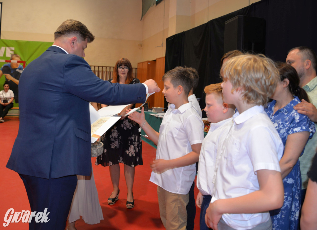 Tarnowskie Góry. Rozdanie świadectw w Trójce