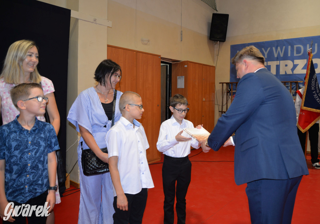 Tarnowskie Góry. Rozdanie świadectw w Trójce