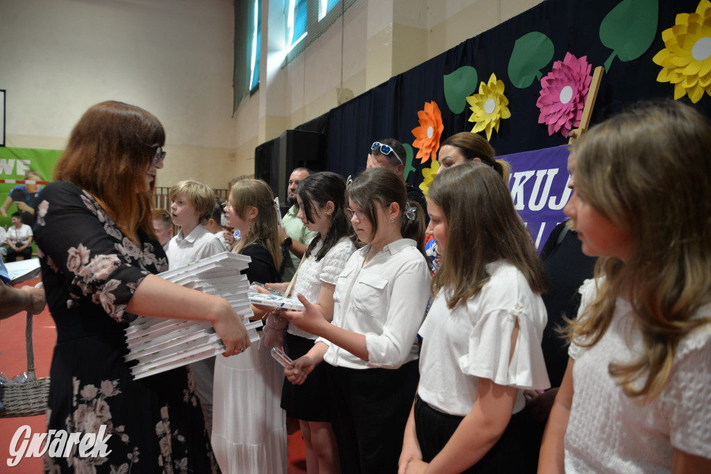 Tarnowskie Góry. Rozdanie świadectw w Trójce