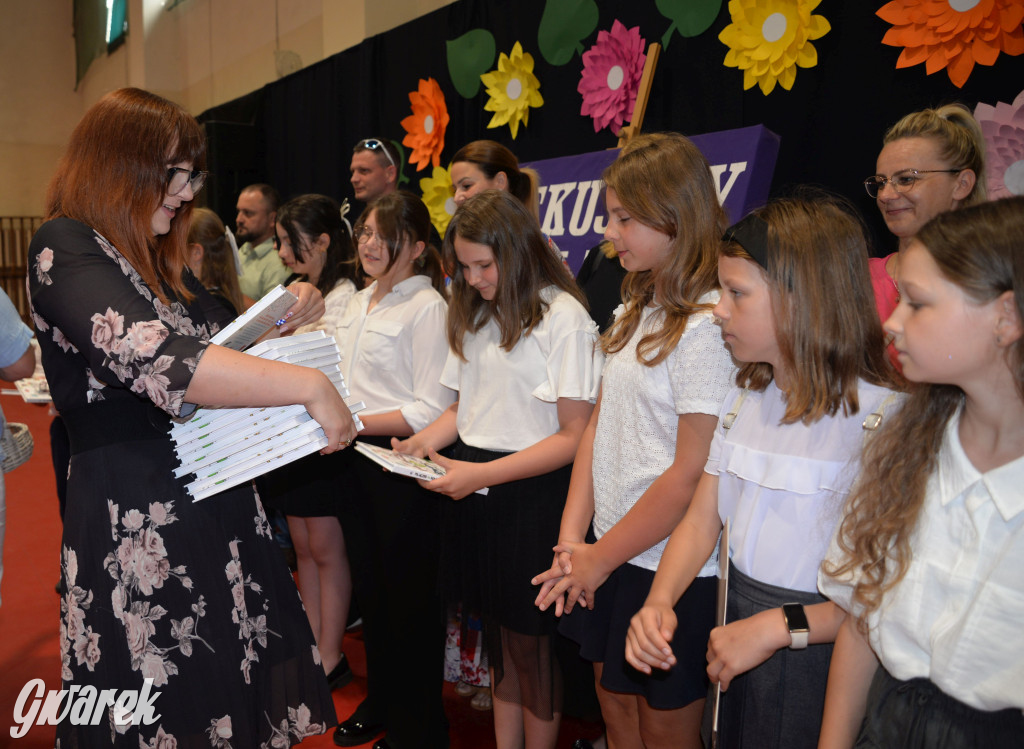 Tarnowskie Góry. Rozdanie świadectw w Trójce