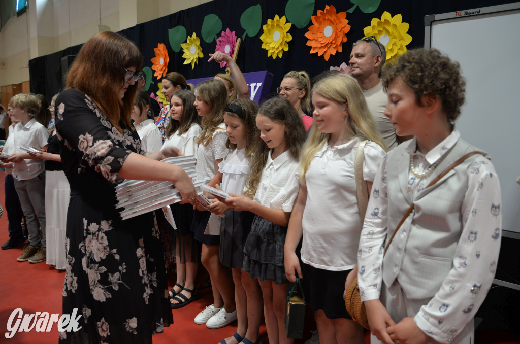 Tarnowskie Góry. Rozdanie świadectw w Trójce