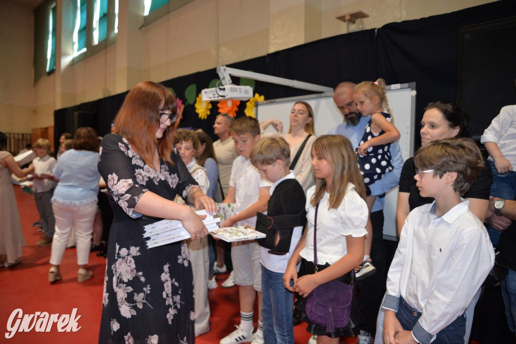 Tarnowskie Góry. Rozdanie świadectw w Trójce