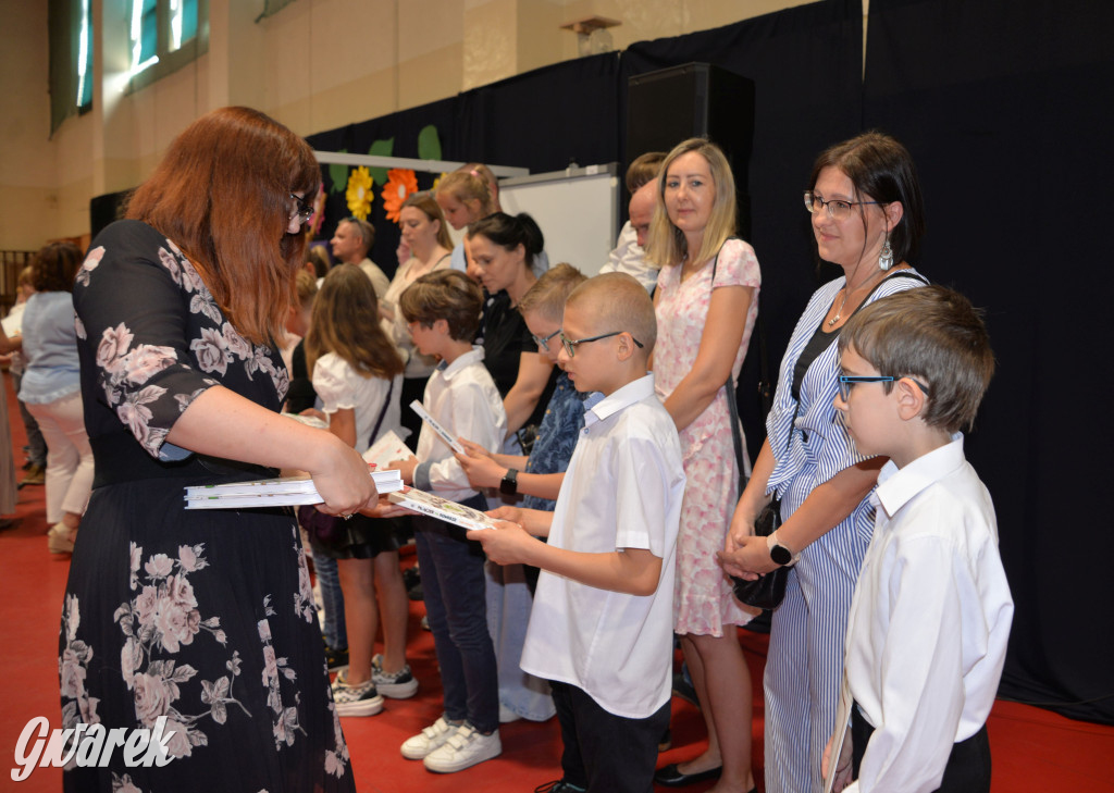 Tarnowskie Góry. Rozdanie świadectw w Trójce