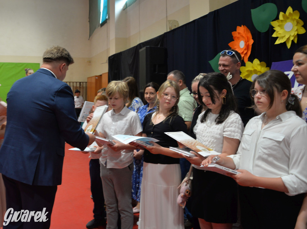 Tarnowskie Góry. Rozdanie świadectw w Trójce