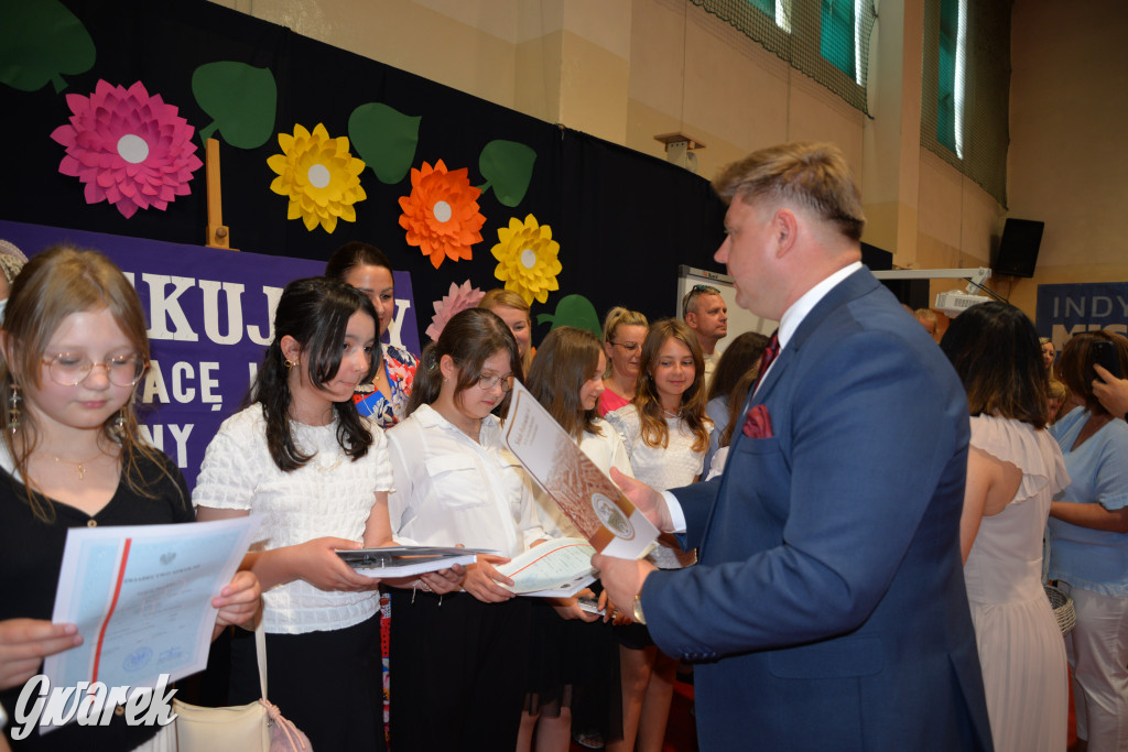 Tarnowskie Góry. Rozdanie świadectw w Trójce