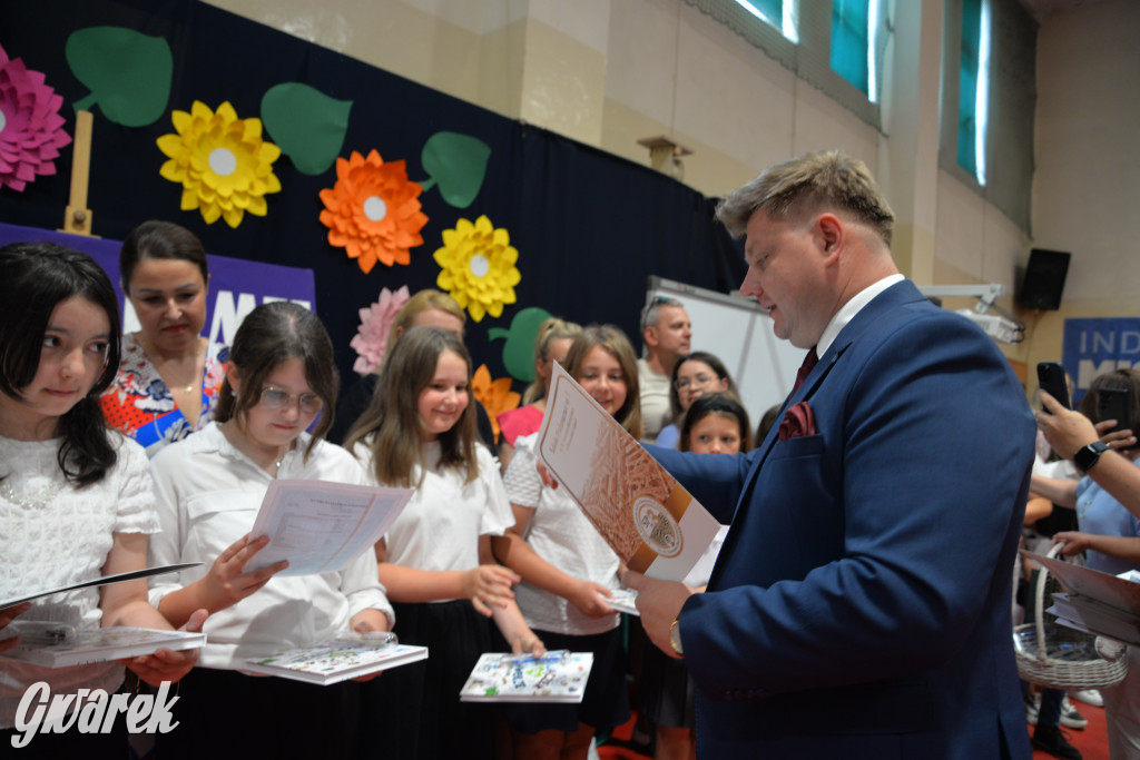 Tarnowskie Góry. Rozdanie świadectw w Trójce