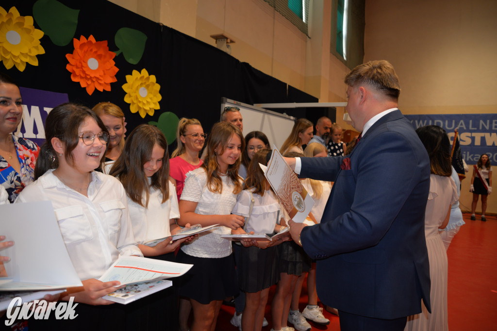 Tarnowskie Góry. Rozdanie świadectw w Trójce