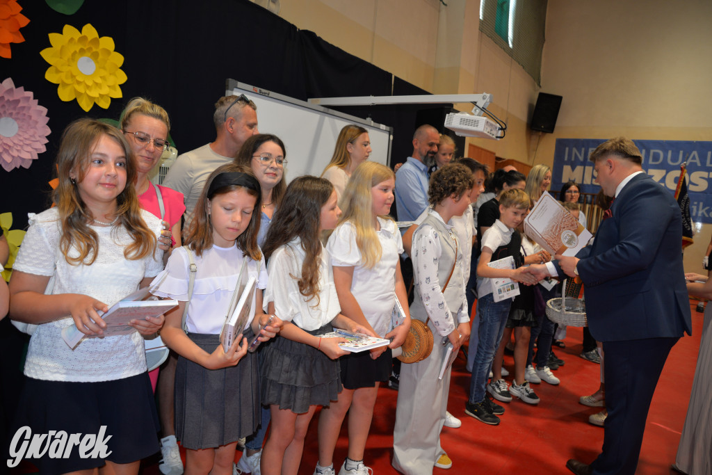 Tarnowskie Góry. Rozdanie świadectw w Trójce