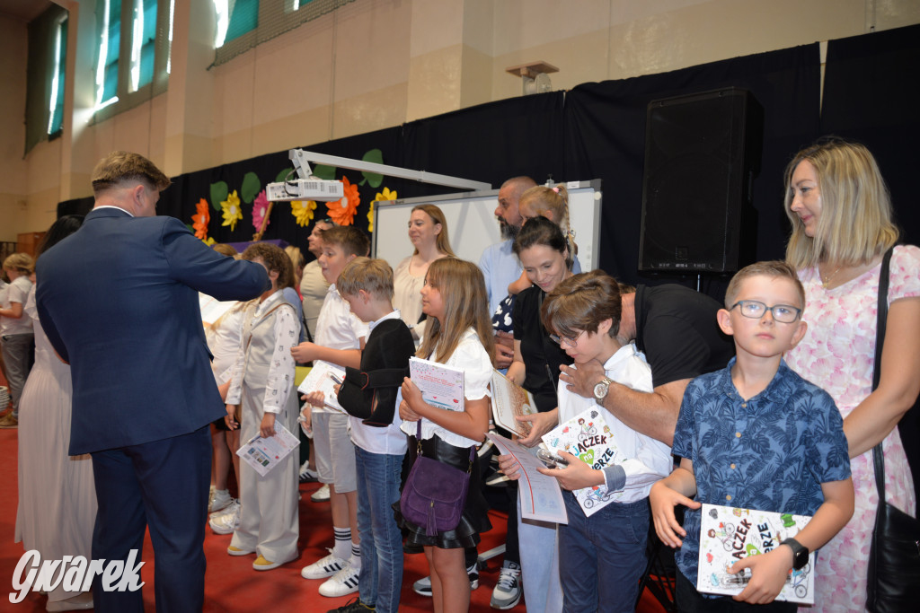 Tarnowskie Góry. Rozdanie świadectw w Trójce