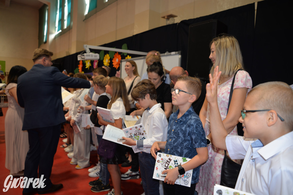 Tarnowskie Góry. Rozdanie świadectw w Trójce