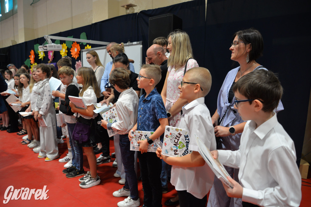 Tarnowskie Góry. Rozdanie świadectw w Trójce