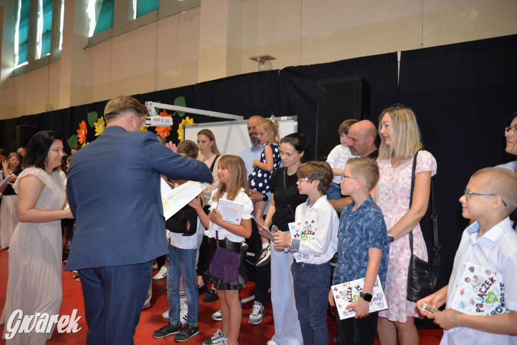 Tarnowskie Góry. Rozdanie świadectw w Trójce