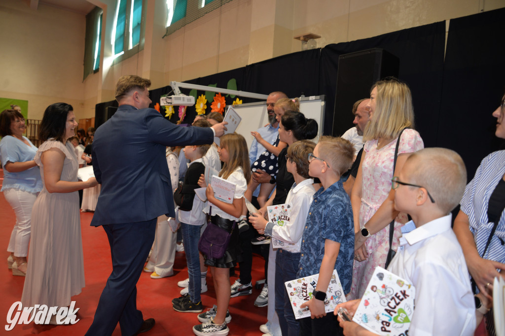 Tarnowskie Góry. Rozdanie świadectw w Trójce