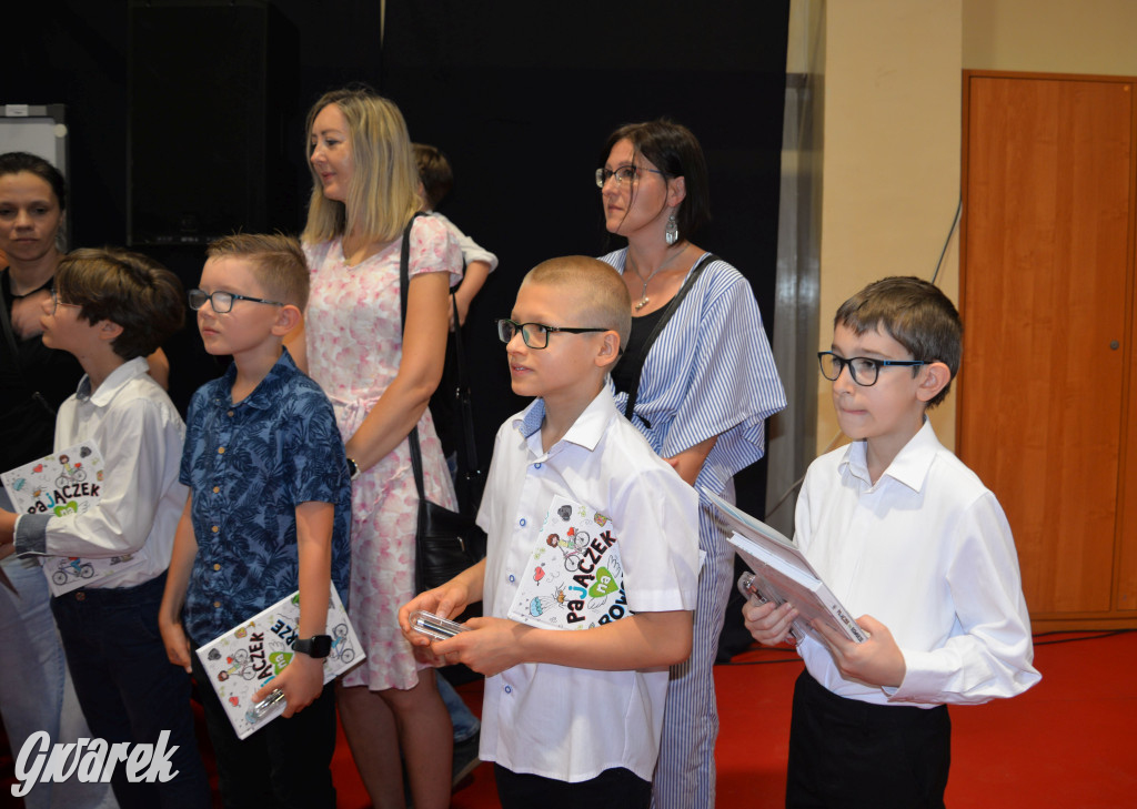 Tarnowskie Góry. Rozdanie świadectw w Trójce