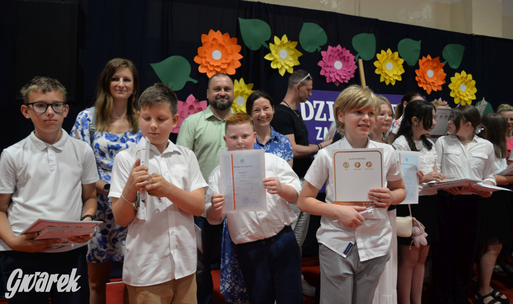 Tarnowskie Góry. Rozdanie świadectw w Trójce