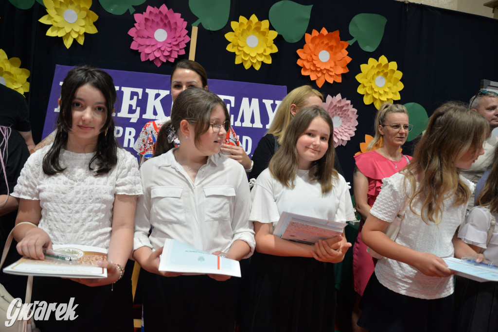 Tarnowskie Góry. Rozdanie świadectw w Trójce