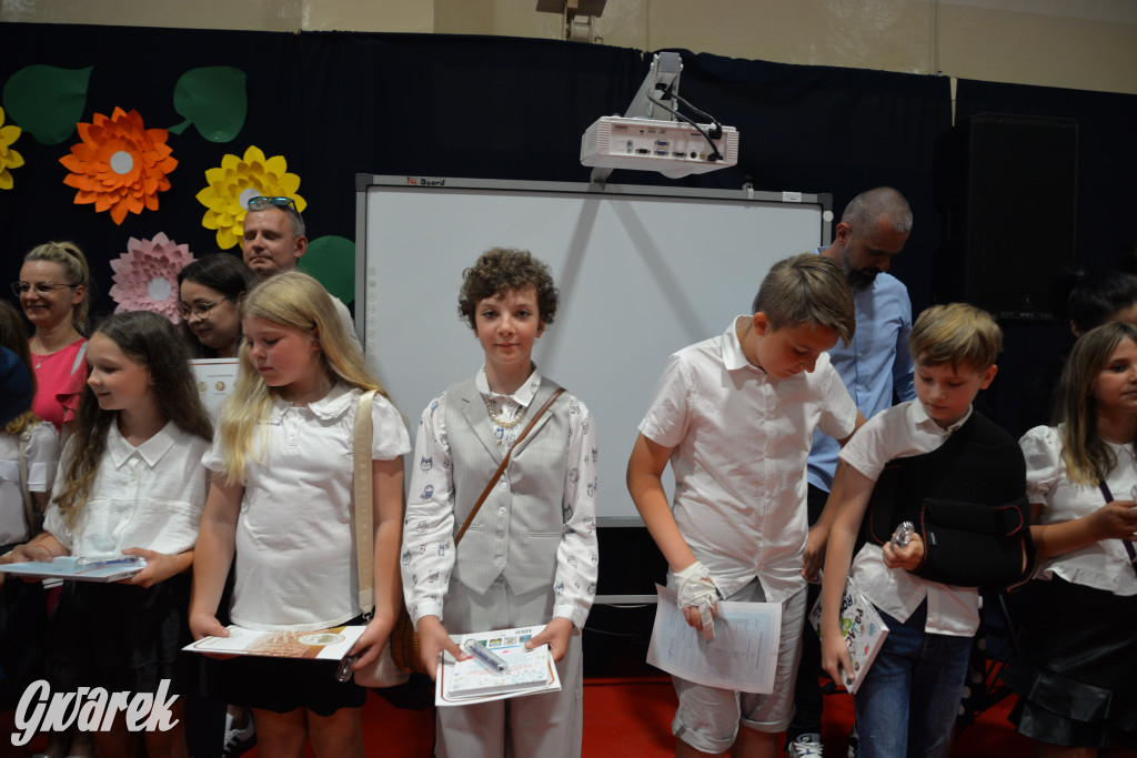 Tarnowskie Góry. Rozdanie świadectw w Trójce