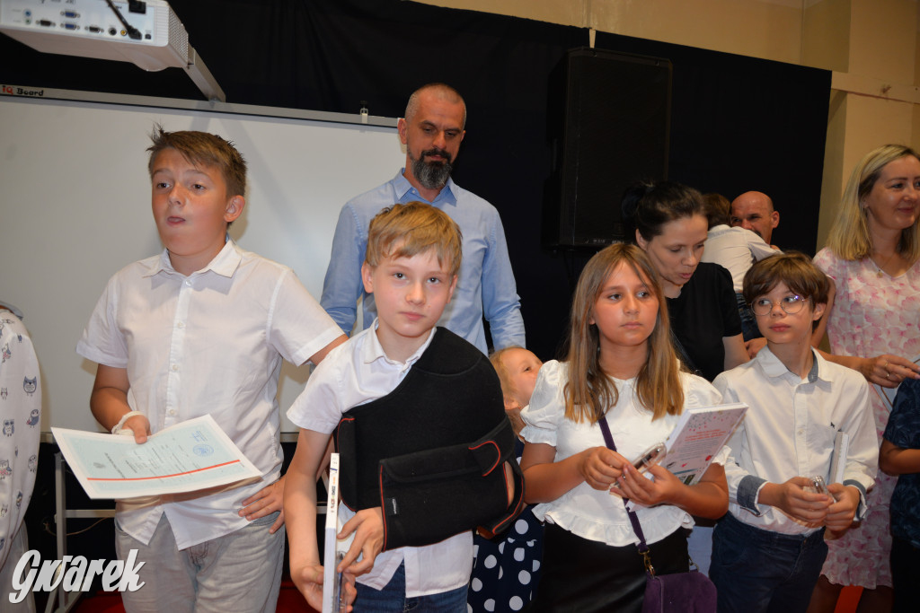 Tarnowskie Góry. Rozdanie świadectw w Trójce