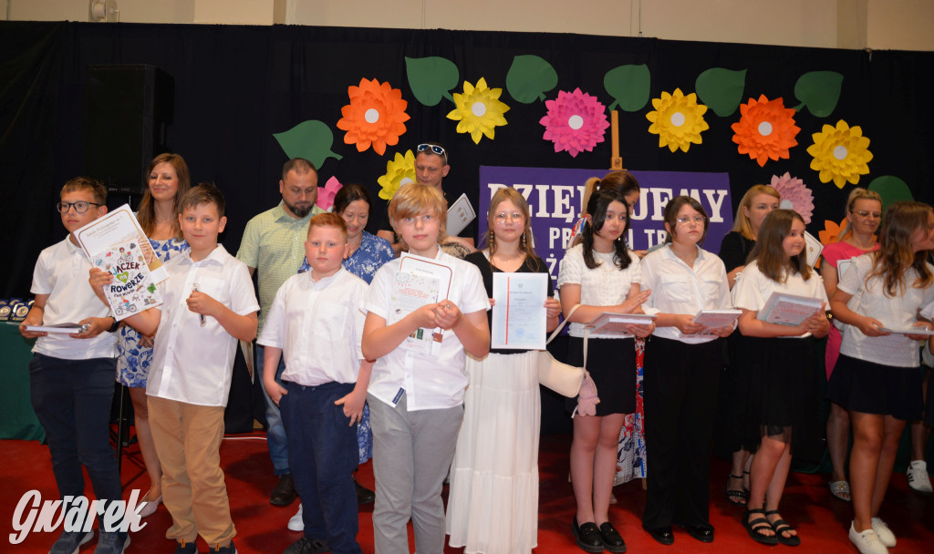 Tarnowskie Góry. Rozdanie świadectw w Trójce